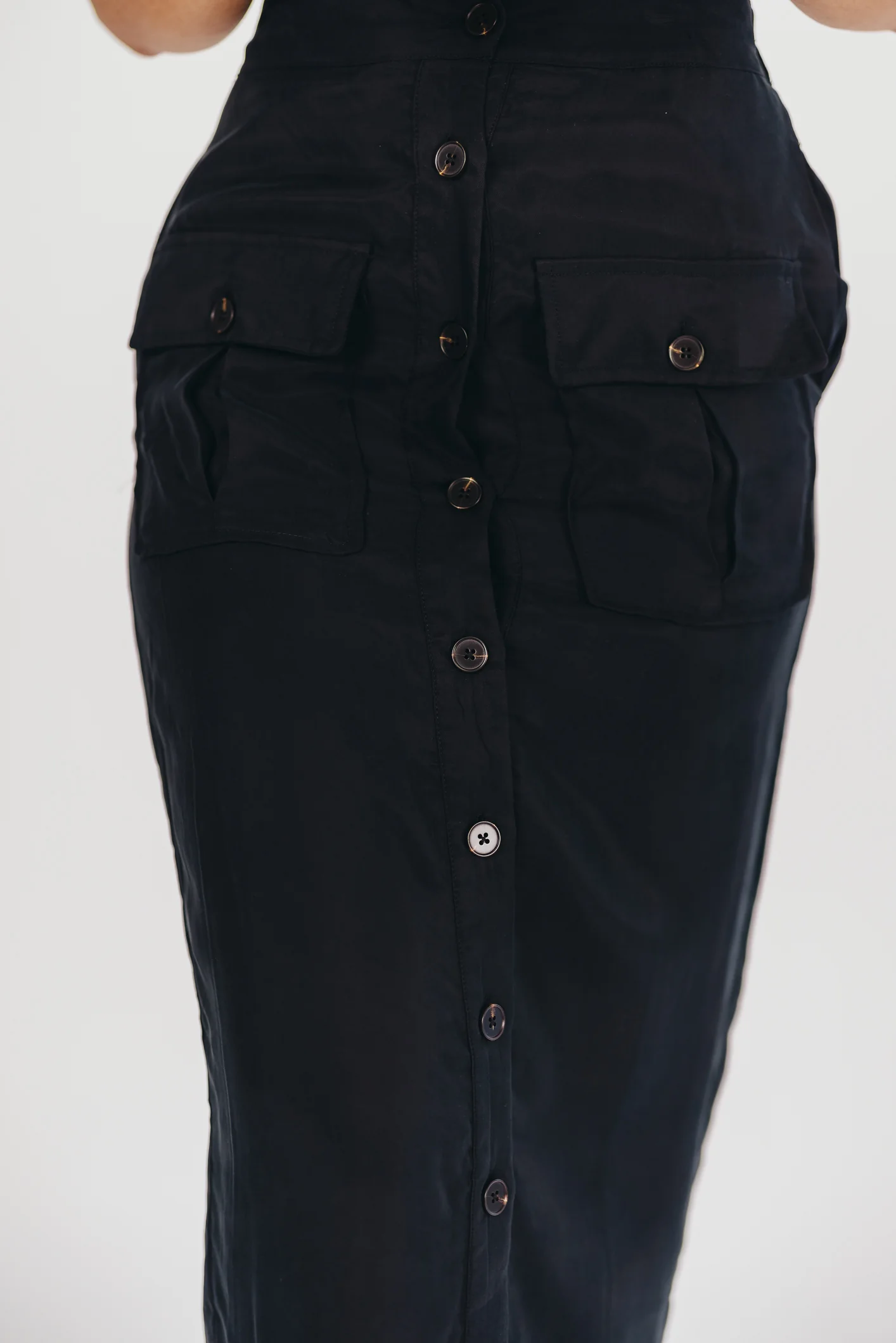 Better Days Button-Down Midi Cargo Skirt in Black - Directfux