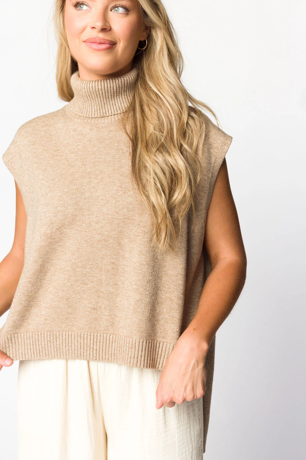 Kat High-Low Turtleneck Sweater in Dark Beige - Directfux