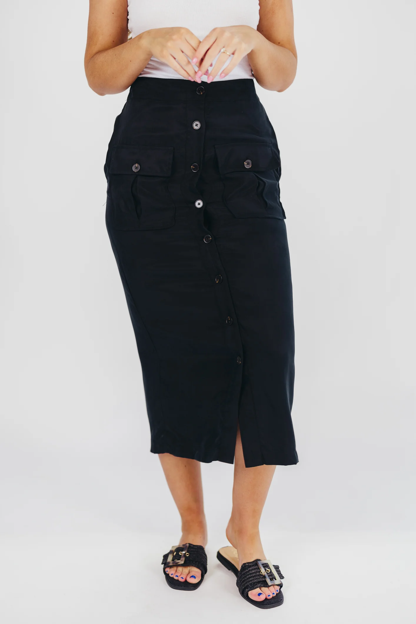 Better Days Button-Down Midi Cargo Skirt in Black - Directfux